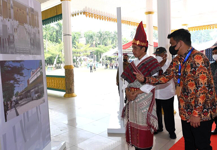 Presiden Joko Widodo secara resmi mencanangkan revitalisasi Lapangan Merdeka di Kota Medan, Sumatra Utara, Kamis (7/7/2022).