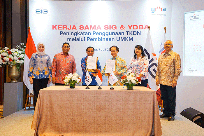 Penandatanganan perjanjian kerja sama dalam hal peningkatan penggunaan TKDN melalui pembinaan UMKM, di Jakarta, Kamis (7/7/2022).