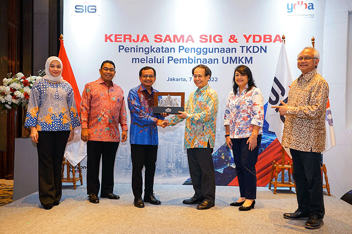 Penandatanganan perjanjian kerja sama dalam hal peningkatan penggunaan TKDN melalui pembinaan UMKM, di Jakarta, Kamis (7/7/2022).