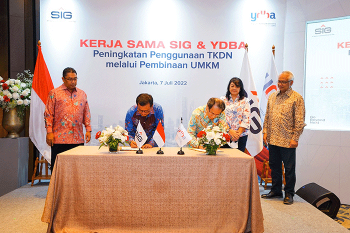 Penandatanganan perjanjian kerja sama dalam hal peningkatan penggunaan TKDN melalui pembinaan UMKM, di Jakarta, Kamis (7/7/2022).