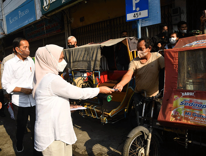 Presiden Jokowi dan Ibu Iriana tiba di Pasar Petisah, Kota Medan, Sumatra Utara, Kamis (7/7/2022).