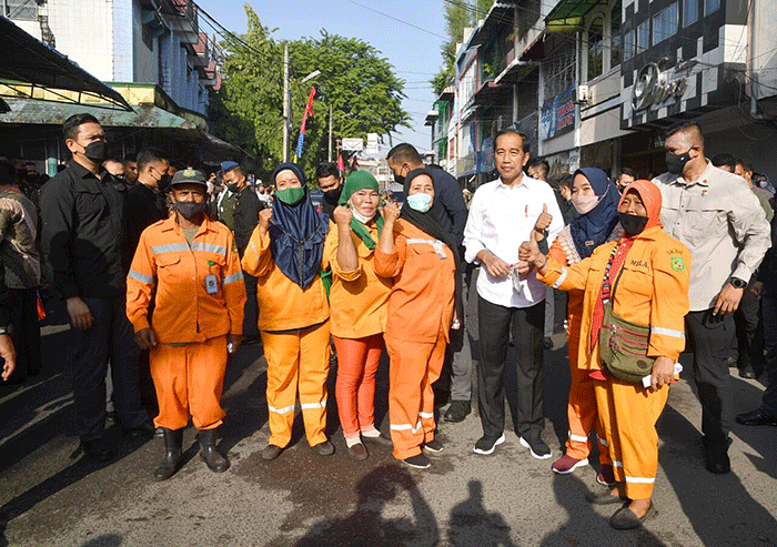 Presiden Jokowi dan Ibu Iriana tiba di Pasar Petisah, Kota Medan, Sumatra Utara, Kamis (7/7/2022).