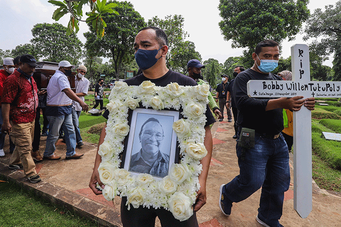 Keluarga dan kerabat menaruh karangan bunga saat prosesi pemakaman Musisi Legendaris Bob Tutupoly di Tempat Pemakaman Umum (TPU) Tanah Kusir, Jakarta Selatan.