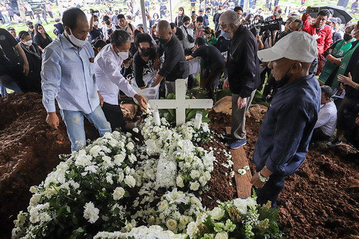 Keluarga dan kerabat menaruh karangan bunga saat prosesi pemakaman Musisi Legendaris Bob Tutupoly di Tempat Pemakaman Umum (TPU) Tanah Kusir, Jakarta Selatan.