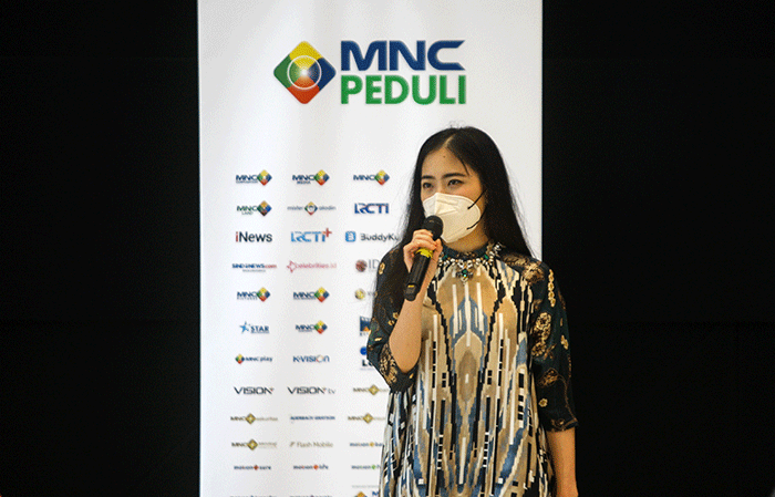 Ketua MNC Peduli Jessica Tanoesoedibjo (tengah) menyerahkan donasi hewan kurban kepada perwakilan Masjid Bimantara dan Raudhatul Jannah.