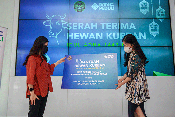 Ketua MNC Peduli Jessica Tanoesoedibjo (kanan) menyerahkan donasi hewan kurban sapi secara simbolis kepada Wamenparekraf Angela Tanoesoedibjo.