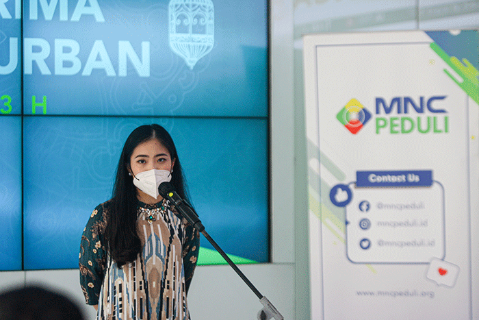 Ketua MNC Peduli Jessica Tanoesoedibjo (kanan) menyerahkan donasi hewan kurban sapi secara simbolis kepada Wamenparekraf Angela Tanoesoedibjo.