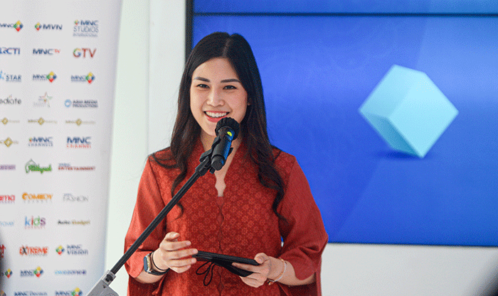 Ketua MNC Peduli Jessica Tanoesoedibjo (kanan) menyerahkan donasi hewan kurban sapi secara simbolis kepada Wamenparekraf Angela Tanoesoedibjo.