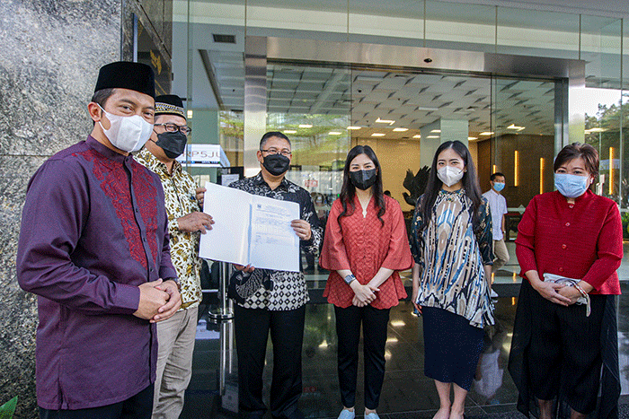 Ketua MNC Peduli Jessica Tanoesoedibjo (kanan) menyerahkan donasi hewan kurban sapi secara simbolis kepada Wamenparekraf Angela Tanoesoedibjo.