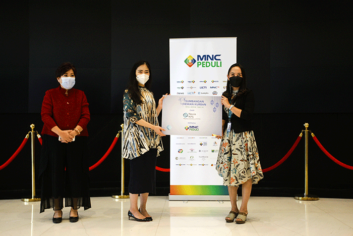 Ketua MNC Peduli Jessica Tanoesoedibjo (tengah) saat menerima donasi hewan kurban secara simbolis dari sejumlah Mitra Kerja dan Unit Usaha.