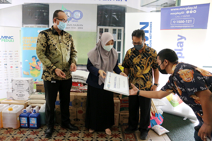 Direktur utama PT MNC Sky Vision Tbk Hari Susanto memberikan bantuan secara simbolis kepada salah satu pengurus Rumah Piatu Muslimin.