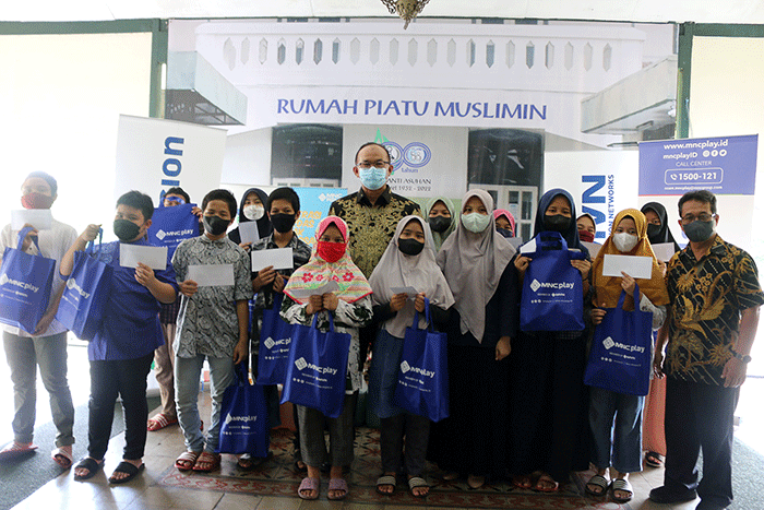 Direktur utama PT MNC Sky Vision Tbk Hari Susanto memberikan bantuan secara simbolis kepada salah satu pengurus Rumah Piatu Muslimin.