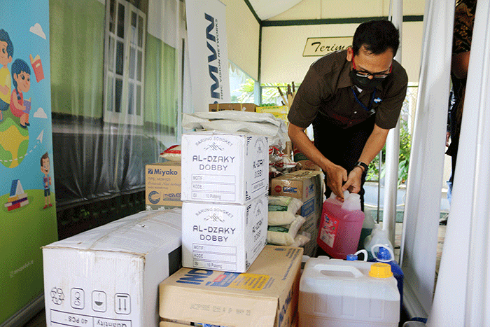 Direktur utama PT MNC Sky Vision Tbk Hari Susanto memberikan bantuan secara simbolis kepada salah satu pengurus Rumah Piatu Muslimin.