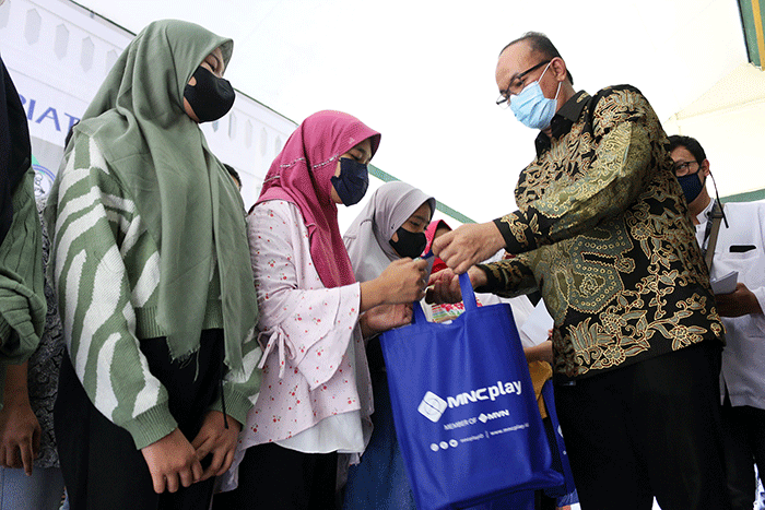 Direktur utama PT MNC Sky Vision Tbk Hari Susanto memberikan bantuan secara simbolis kepada salah satu pengurus Rumah Piatu Muslimin.