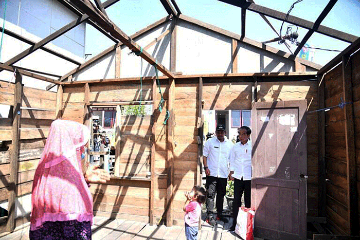 Presiden Joko Widodo meninjau penataan kawasan dan rumah layak huni di Kecamatan Medan Belawan, Kota Medan, Kamis (7/7/2022).