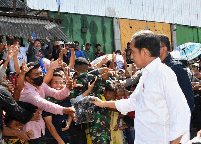 Presiden Joko Widodo meninjau penataan kawasan dan rumah layak huni di Kecamatan Medan Belawan, Kota Medan, Kamis (7/7/2022).