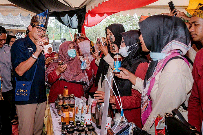 Menparekraf Sandiaga Uno mengunjungi goa yang menjadi saksi sejarah pada masa penjajahan Belanda dan Jepang di Desa Wisata Silokek.
