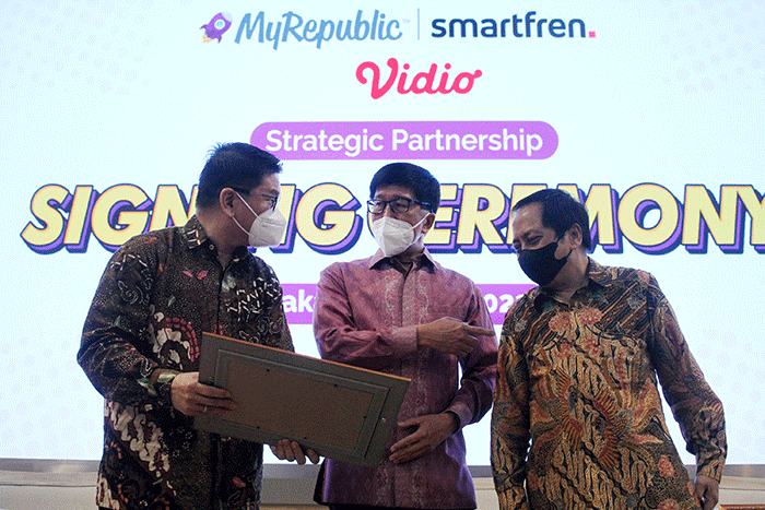 Penandatanganan kerja sama kolaborasi strategis di Kantor Smartfren, Jakarta, Kamis (7/7/2022).