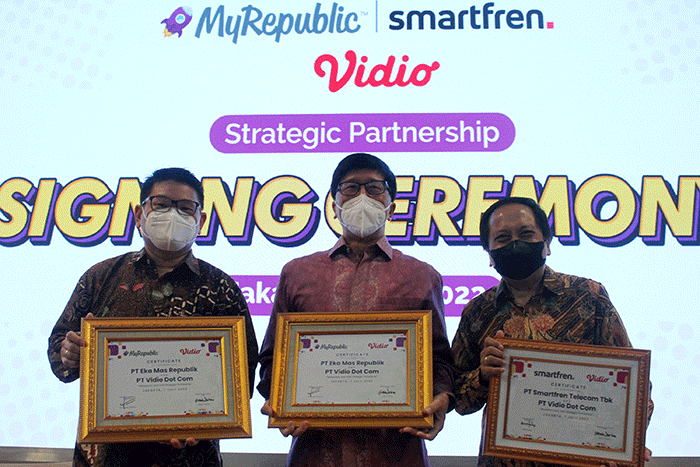 Penandatanganan kerja sama kolaborasi strategis di Kantor Smartfren, Jakarta, Kamis (7/7/2022).
