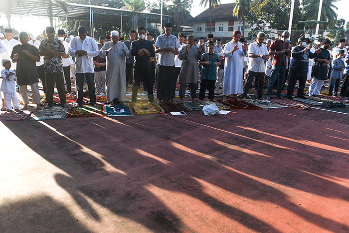 Ratusan jamaah mengikuti pelaksanaan salat Idul Adha 1443 H di Lapangan Tenis Pemkot Palembang, Sabtu (9/7/2022).