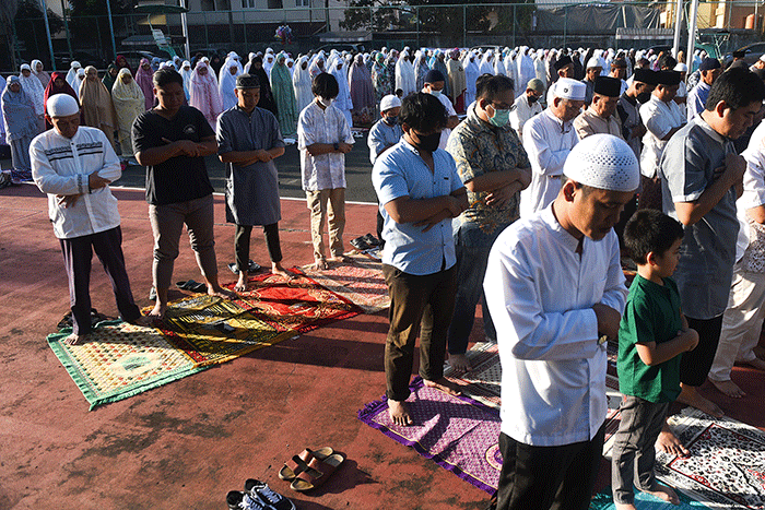 Ratusan jamaah mengikuti pelaksanaan salat Idul Adha 1443 H di Lapangan Tenis Pemkot Palembang, Sabtu (9/7/2022).