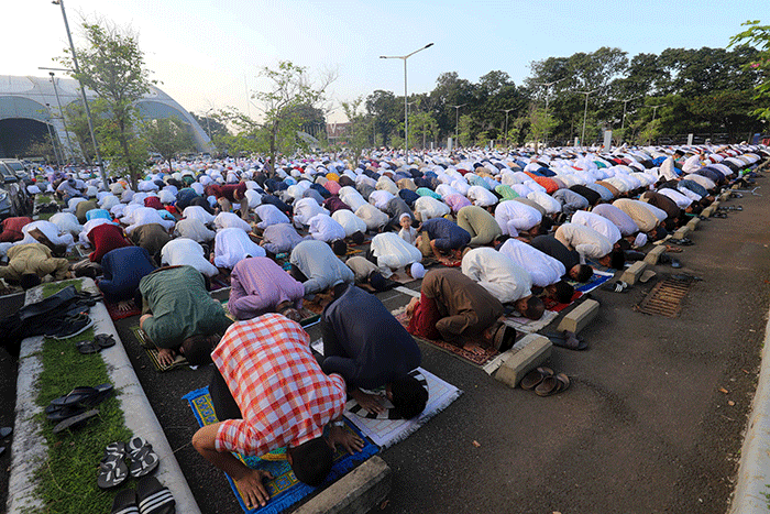 Ratusan jamaah Muhammadiyah melaksanakan ibadah Salat Idul Adha di halaman parkir Jakarta International Equastrian Park (JIEP), Pulomas, Jakarta Timur.