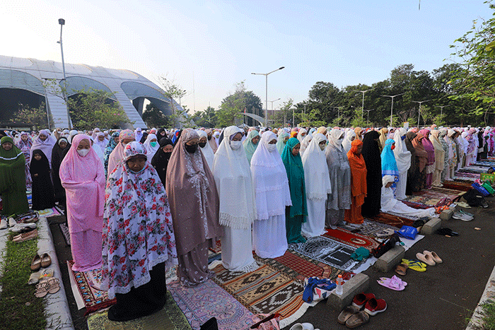 Ratusan jamaah Muhammadiyah melaksanakan ibadah Salat Idul Adha di halaman parkir Jakarta International Equastrian Park (JIEP), Pulomas, Jakarta Timur.