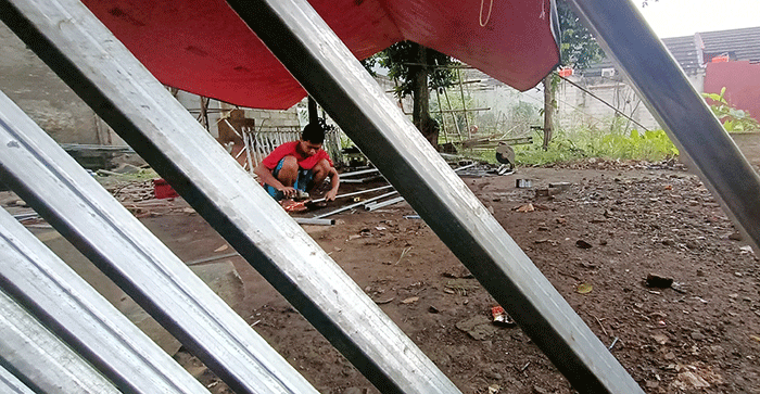 Pekerja menyelesaikan pembuatan pagar besi di Bengkel Cipta Mandiri Las kawasan Pedurenan, Kota Bekasi, Jawa Barat, Sabtu (9/7/2022).