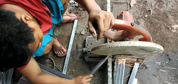 Pekerja menyelesaikan pembuatan pagar besi di Bengkel Cipta Mandiri Las kawasan Pedurenan, Kota Bekasi, Jawa Barat, Sabtu (9/7/2022).
