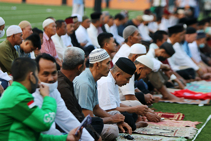 Umat Islam melakukan salat Hari Raya Idul Adha 1443 Hijriah berjamaah diarea terbuka lapangan sepak bola Pors Serdang Kemayoran, Jakarta, Sabtu (9/7/2022).