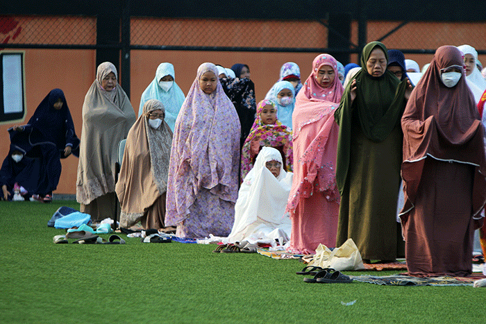 Umat Islam melakukan salat Hari Raya Idul Adha 1443 Hijriah berjamaah diarea terbuka lapangan sepak bola Pors Serdang Kemayoran, Jakarta, Sabtu (9/7/2022).