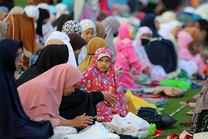 Umat Islam melakukan salat Hari Raya Idul Adha 1443 Hijriah berjamaah diarea terbuka lapangan sepak bola Pors Serdang Kemayoran, Jakarta, Sabtu (9/7/2022).