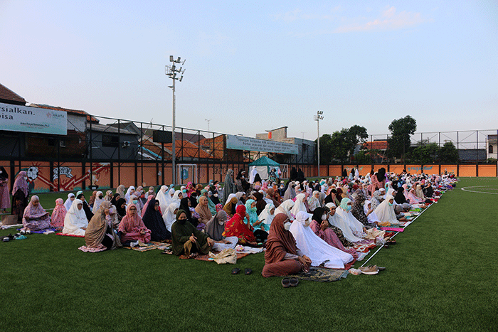 Umat Islam melakukan salat Hari Raya Idul Adha 1443 Hijriah berjamaah diarea terbuka lapangan sepak bola Pors Serdang Kemayoran, Jakarta, Sabtu (9/7/2022).