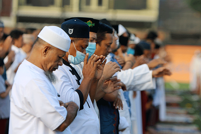 Umat Islam melakukan salat Hari Raya Idul Adha 1443 Hijriah berjamaah diarea terbuka lapangan sepak bola Pors Serdang Kemayoran, Jakarta, Sabtu (9/7/2022).
