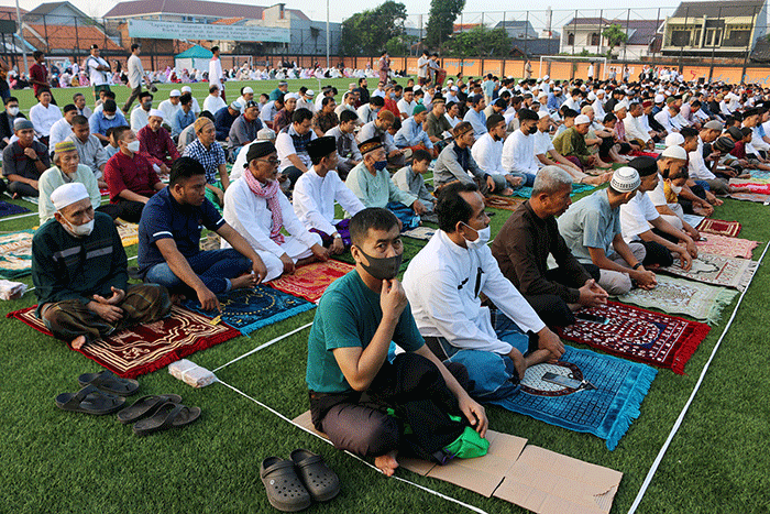 Umat Islam melakukan salat Hari Raya Idul Adha 1443 Hijriah berjamaah diarea terbuka lapangan sepak bola Pors Serdang Kemayoran, Jakarta, Sabtu (9/7/2022).