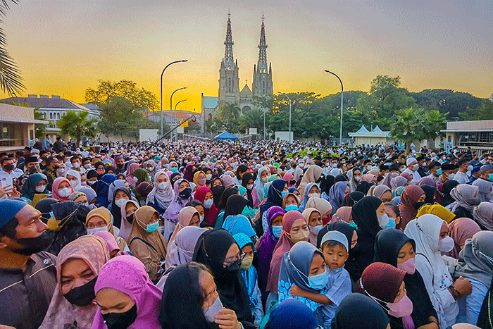 Ribuan jamaah memadati Masjid Istiqlal, Jakarta Pusat, untuk menunaikan salat Idul Adha, Minggu (10/7/2022).