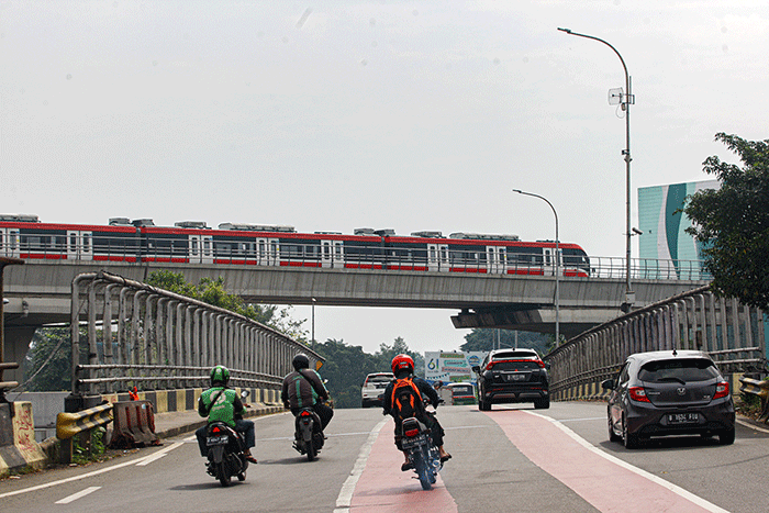 Gerbong kereta rel Light Rail Transit (LRT) terparkir di Stasiun Cibubur, Jakarta Timur, Senin (11/7/2022).