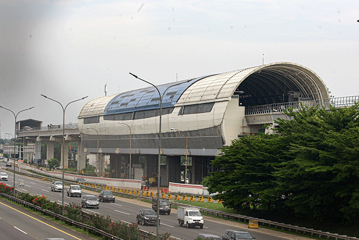 Gerbong kereta rel Light Rail Transit (LRT) terparkir di Stasiun Cibubur, Jakarta Timur, Senin (11/7/2022).