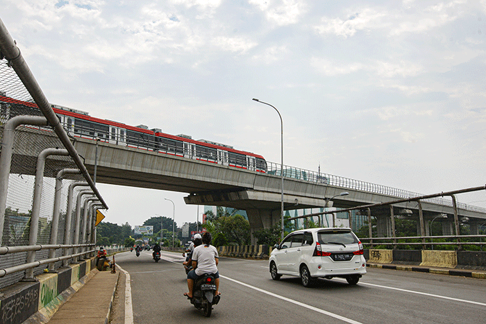 Gerbong kereta rel Light Rail Transit (LRT) terparkir di Stasiun Cibubur, Jakarta Timur, Senin (11/7/2022).