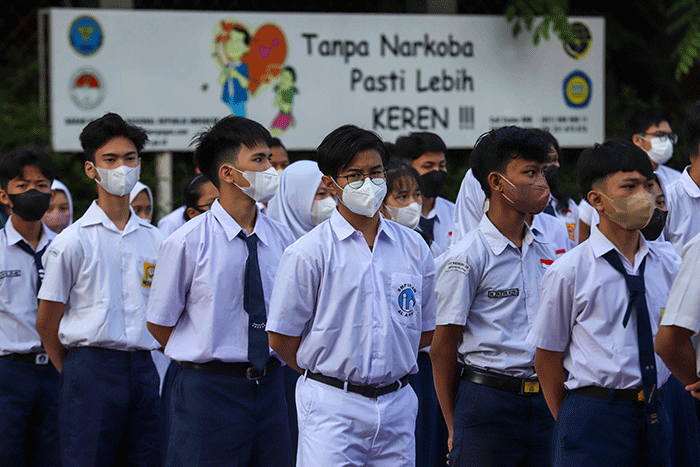 Ratusan peserta didik baru mengikuti apel saat Masa Pengenalan Lingkungan Sekolah (MPLS) di SMAN 70, Jakarta Selatan, Senin (11/7/2022).