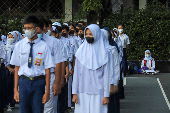 Ratusan peserta didik baru mengikuti apel saat Masa Pengenalan Lingkungan Sekolah (MPLS) di SMAN 70, Jakarta Selatan, Senin (11/7/2022).
