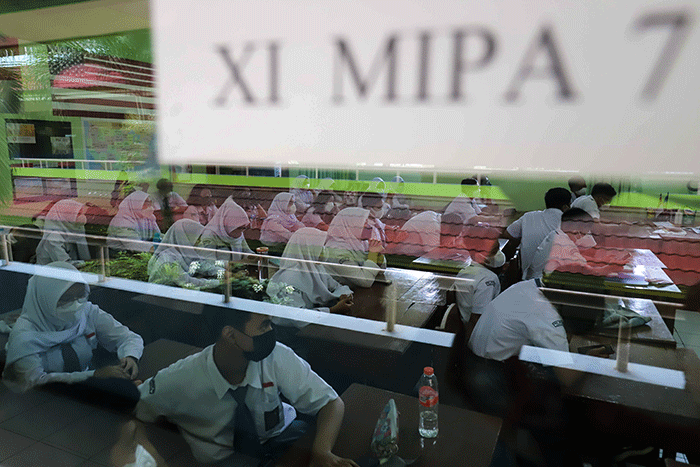 Ratusan peserta didik baru mengikuti apel saat Masa Pengenalan Lingkungan Sekolah (MPLS) di SMAN 70, Jakarta Selatan, Senin (11/7/2022).