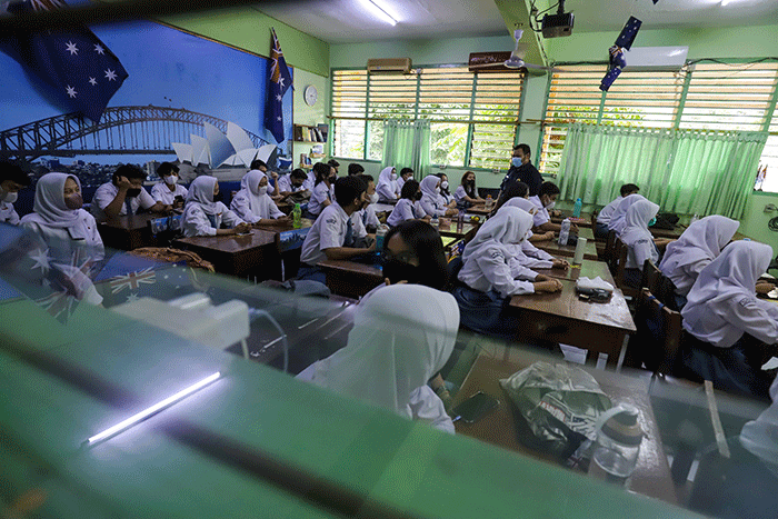 Ratusan peserta didik baru mengikuti apel saat Masa Pengenalan Lingkungan Sekolah (MPLS) di SMAN 70, Jakarta Selatan, Senin (11/7/2022).