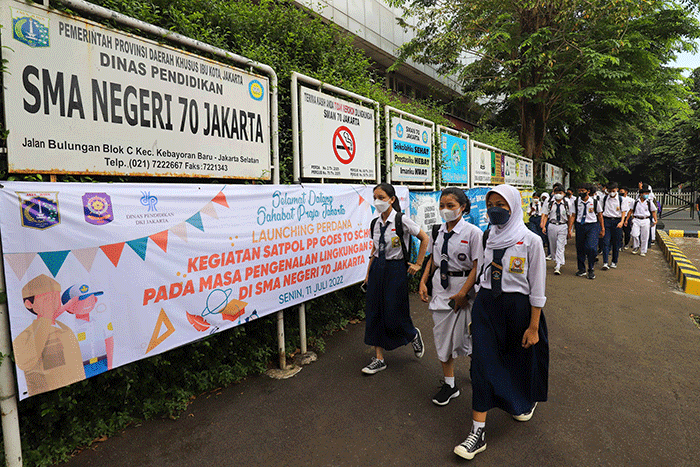 Ratusan peserta didik baru mengikuti apel saat Masa Pengenalan Lingkungan Sekolah (MPLS) di SMAN 70, Jakarta Selatan, Senin (11/7/2022).