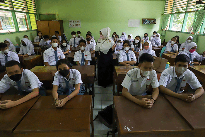 Ratusan peserta didik baru mengikuti apel saat Masa Pengenalan Lingkungan Sekolah (MPLS) di SMAN 70, Jakarta Selatan, Senin (11/7/2022).