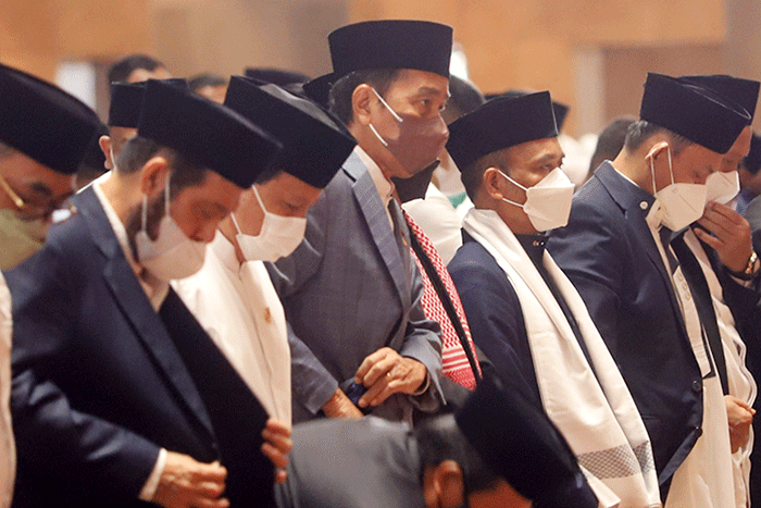 Presiden Joko Widodo (tengah) didampingi Menteri Pertahanan Prabowo Subianto dan Imam Besar Masjid Istiqlal Nazarudin Umar saat menunaikan salat Idul Adha.