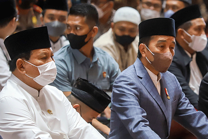 Presiden Joko Widodo (tengah) didampingi Menteri Pertahanan Prabowo Subianto dan Imam Besar Masjid Istiqlal Nazarudin Umar saat menunaikan salat Idul Adha.