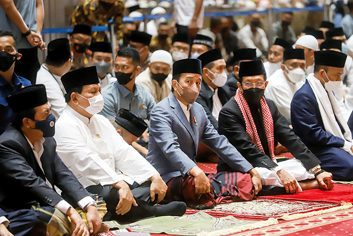 Presiden Joko Widodo (tengah) didampingi Menteri Pertahanan Prabowo Subianto dan Imam Besar Masjid Istiqlal Nazarudin Umar saat menunaikan salat Idul Adha.