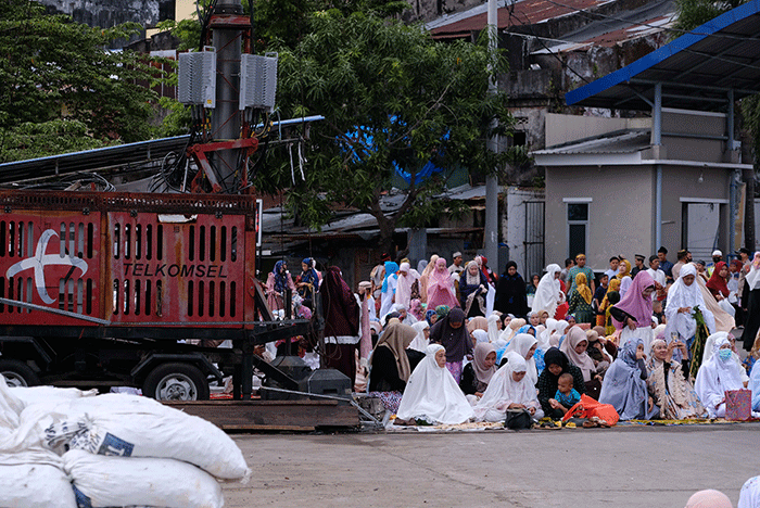 Foto udara sejumlah umat muslim menunaikan ibadah salat Idul Adha 1443 H di Pelabuhan Paotere Makassar, Minggu (10/7/2022).