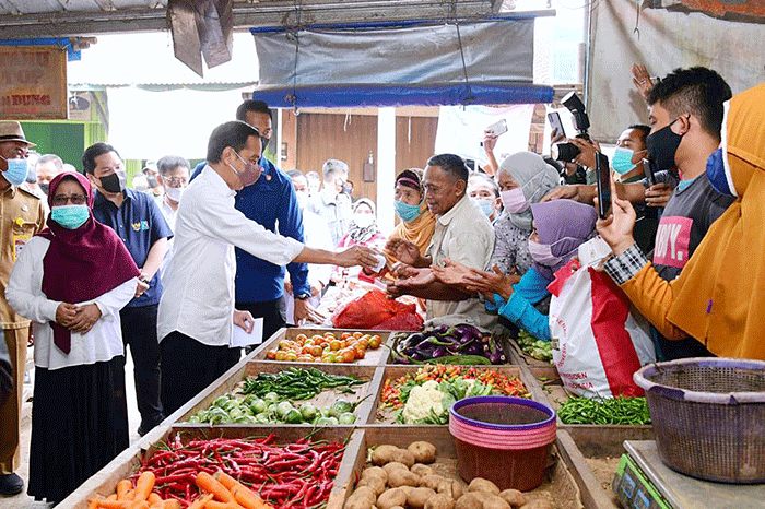 Presiden pun memastikan agar bantuan tersebut dapat memperkuat daya beli masyarakat sehingga dapat meningkatkan pertumbuhan ekonomi daerah setempat.